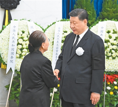 6월 12일, 러디동지 유체가 북경 팔보산혁명공동묘지에서 화장되였다. 습근평, 리강, 조락제, 왕호녕, 채기, 정설상, 리희 등이 팔보산을 찾아 송별했다. 이것은 습근평이 러디 가족과 악수하며 진심어린 문안을 전하고 있는 장면이다(신화사 기자 사환치 촬영),