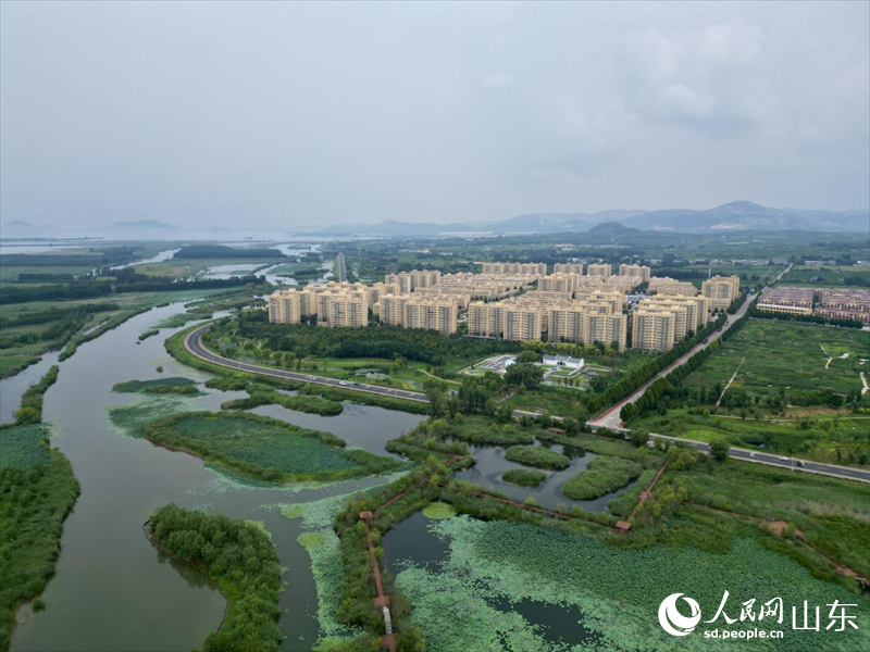 호수가 마을이 전체적으로 봉황사회구역으로 이주하여 생활환경이 새롭게 변모했다(인민넷 장윤택 촬영).