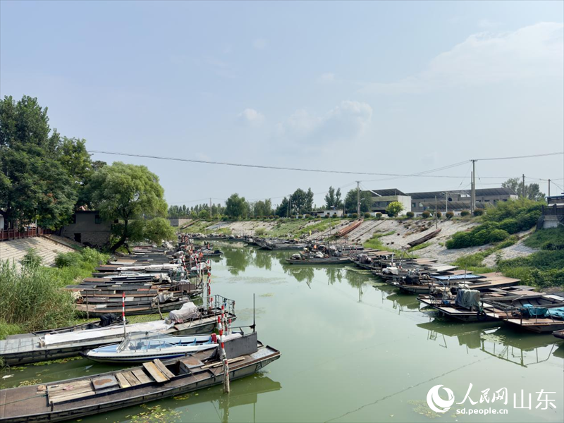 금어기 동안 번맹우촌 어선이 ‘륙지에 올라 조업을 멈추어’ 마을 호수가는 고요하고 질서 있다(인민넷 장윤택 촬영).