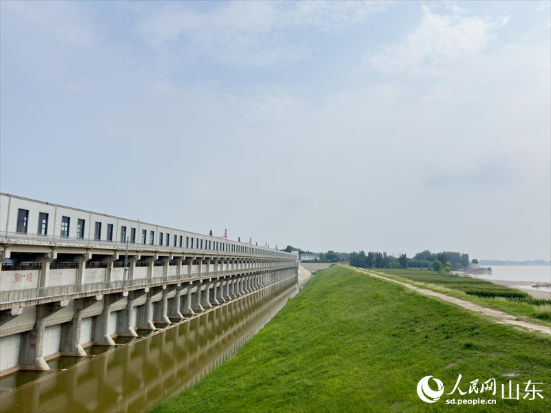 동평호 석와분홍수문은 지역의 안전을 지키고 홍수방지 안전장벽을 튼튼히 지키고 있다(인민넷 장윤택 촬영).
