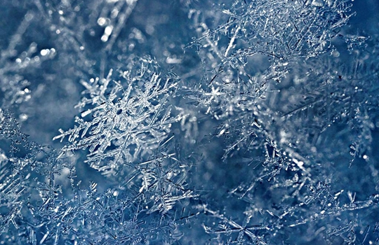 왜 완전히 똑같은 눈송이가 없을가?