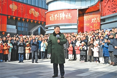 9일부터 10일까지 중공중앙 총서기이며 국가주석이며 중앙군사위원회 주석인 습근평이 북경에서 고찰함과 아울러 기층 간부와 군중들을 위문했다. 사진은 10일 오전, 습근평이 동성구 륭복사거리에서 고찰 시 전국 여러 민족 인민들과 향항동포, 오문동포, 대만동포, 해외교포들에게 새해의 아름다운 축복을 전하는 모습이다. 신화사 기자 연안
