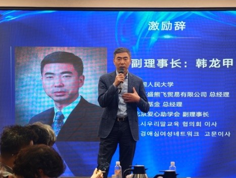격려사를 전하고 있는 한용갑 부리사장