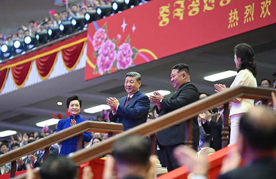 습근평과 팽려원 조선 특별 문예공연 관람