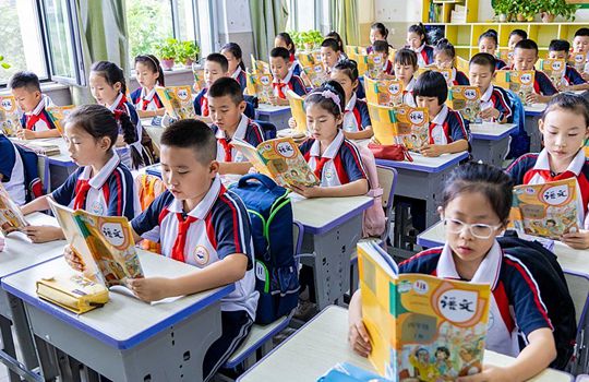 전국 소학교, 초중… 새 교재 교체 완료