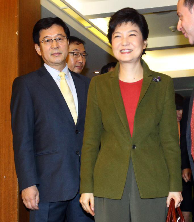 한국 대통령후보 반근혜 외국매체 기자회견 거행
