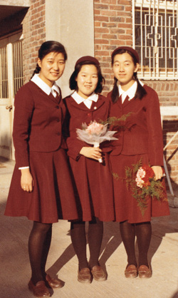 박근혜와 고교시절 친구들과 함께 찍은 기념사진