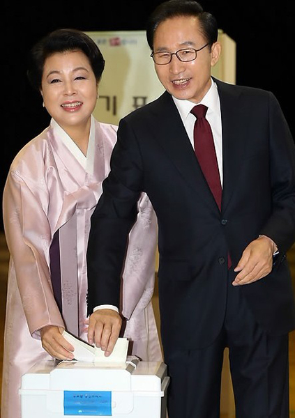 한국대통령 리명박부부 대선투표 참가