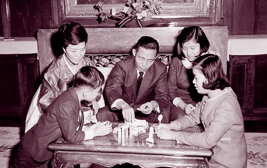 새누리당 박근혜 당선자(뒤줄 오른쪽)가 박정희 전 대통령, 륙영수녀사