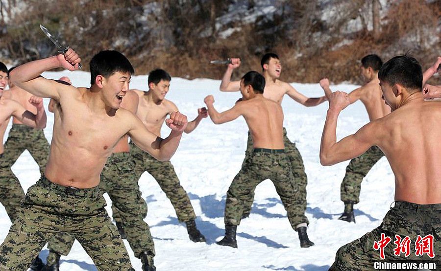 한국특종병 추위를 무릅쓰고 군사훈련