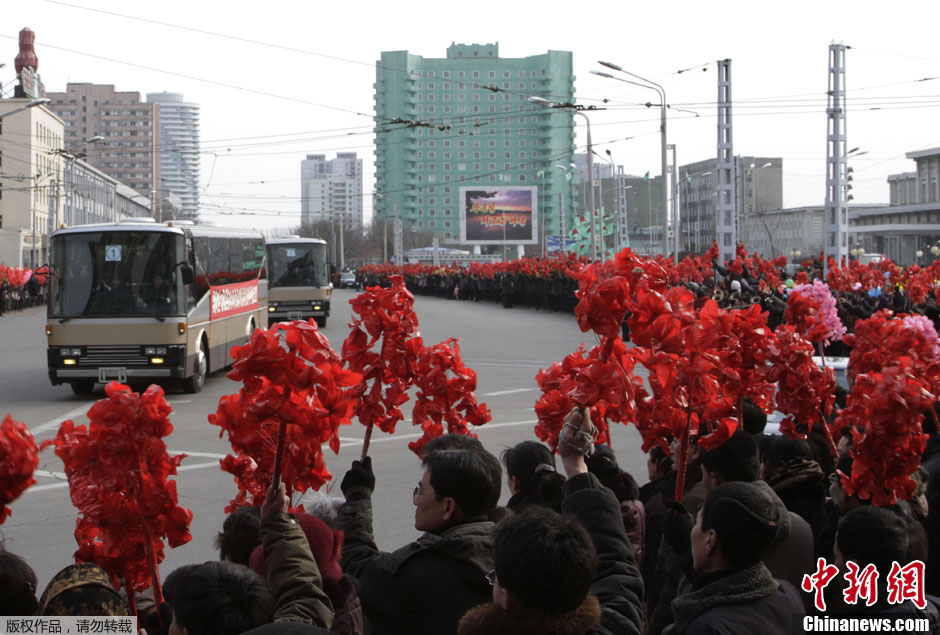 조선 핵시험에 참가했던 인원 평양 방문, 민중들 꽃다발 들고 환영