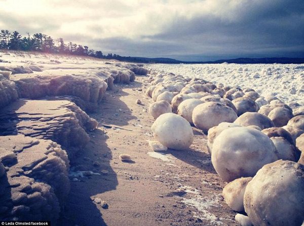 미국 미시간주서 수백개의 대형 얼음덩어리 발견