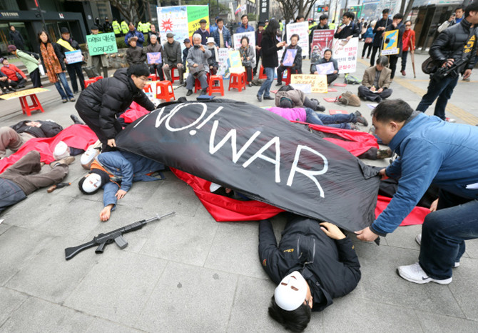 한국민간단체 반전시위 거행, 한미련합군사훈련 중단할것을 호소
