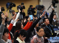 포토뉴스: 두 회의 기간 촬영에 전념하는 사람들