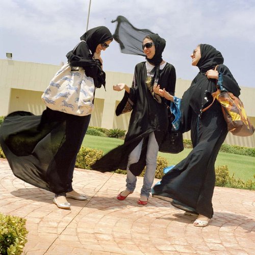 사우디아라비아 젊은 부인 면사포속의 은밀한 사생활