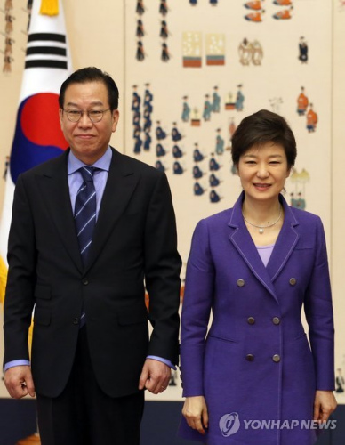 23일 오전, 중국주재 한국대사 권녕세(왼쪽)는 청와대에서 박근혜로부터 국서를 수여받은후 기년사진을 찍고있다.
