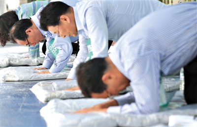 한국 기업고위층 개성공업원구의 재개를 무릎꿇고 청구