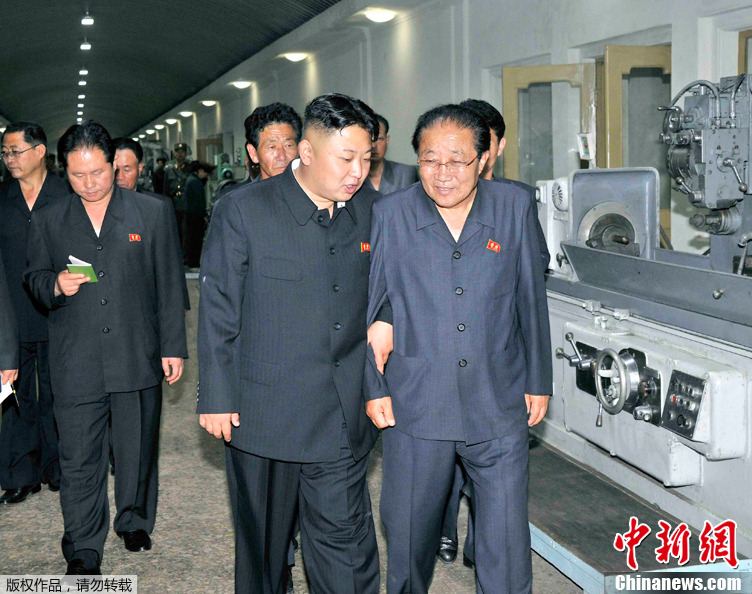 김정은 기계공장 시찰, 사업인원들과 손을 잡고 친근하게 교담