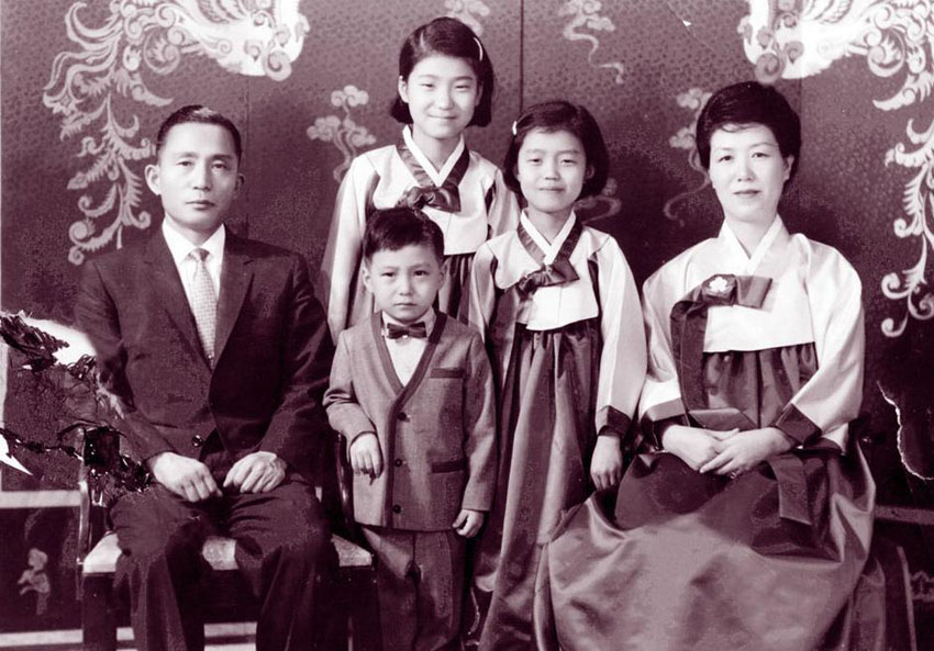 박근혜 옛사진 모음: “얼음공주”로부터 “한국 첫 녀성대통령”에 이르기까지