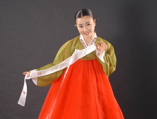 金月女：中国中央民族歌舞团独唱歌手，代表曲：《北京小姐》，《新桔梗谣》