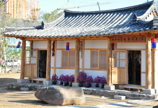 中国朝鲜族民俗园集中展示朝鲜族民俗风情、饮食起居、文化精髓，进而弘扬和传承中国朝鲜族民族文化。