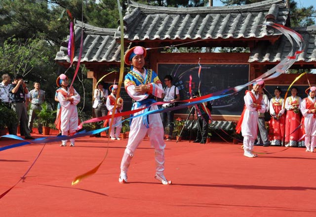 朝鲜族大叔在表演传统舞蹈象帽舞