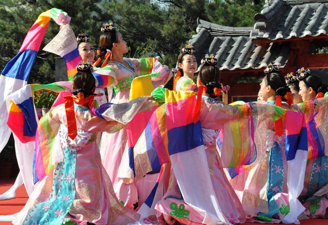 朝鲜族美女们穿着华丽的民族服装在表演舞蹈