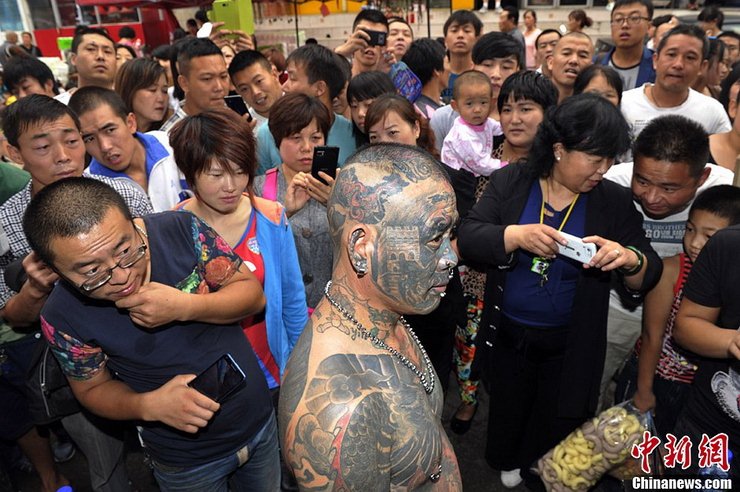 “중국 문신 제1인” 으로 불리우는 남자 산서에 나타나