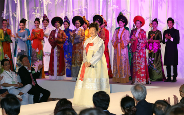 한국대통령 박근혜 윁남 하노이에서 패션쇼 참석