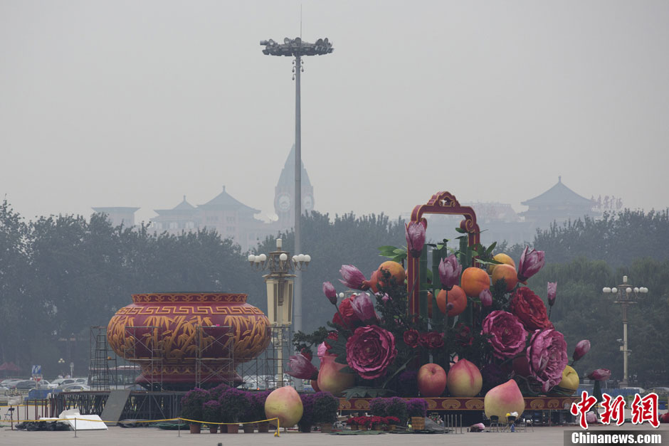 18메터를 넘는 천안문광장 력대 최대 꽃바구니 초보적인 규모 형성