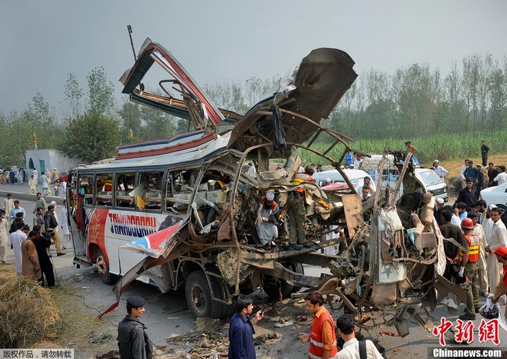 파키스탄 정부관원차량 폭발 18명 사망