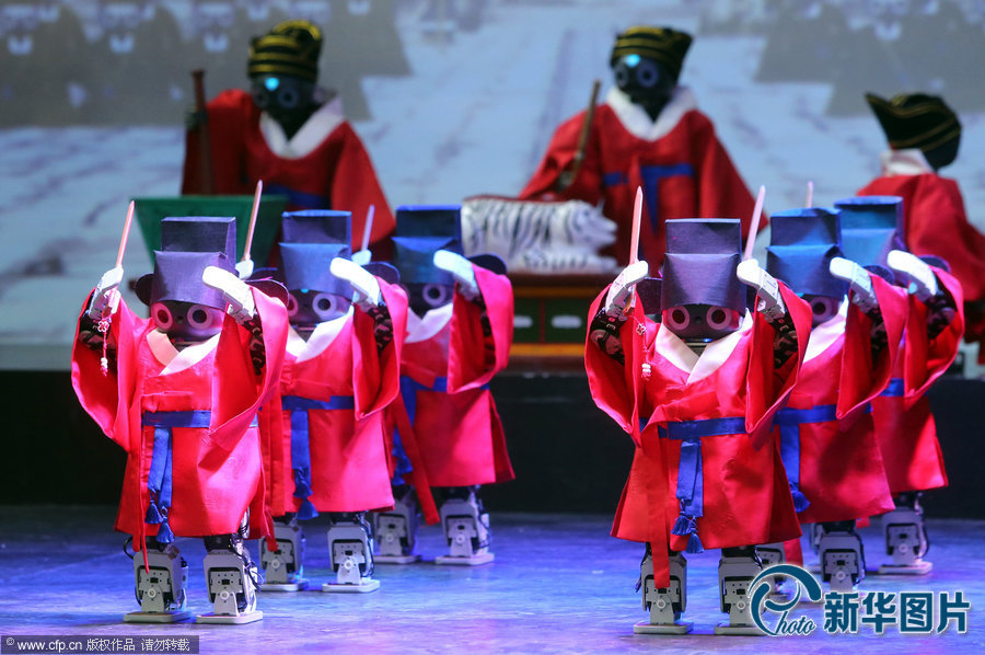 한국 “로보트세계”전람 거행, 로보트가 한복을 입고 전통음악 연주