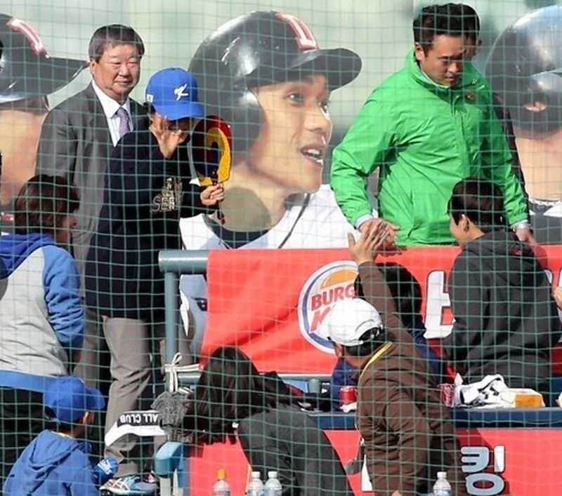 박근혜대통령 한국 프로야구 총결승전에 깜짝 등장해 시구 선보여
