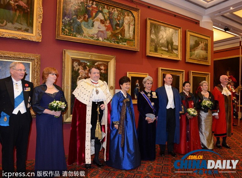 한국대통령 박근혜 런던 방문, 남색 한복 입고 연회에 참석
