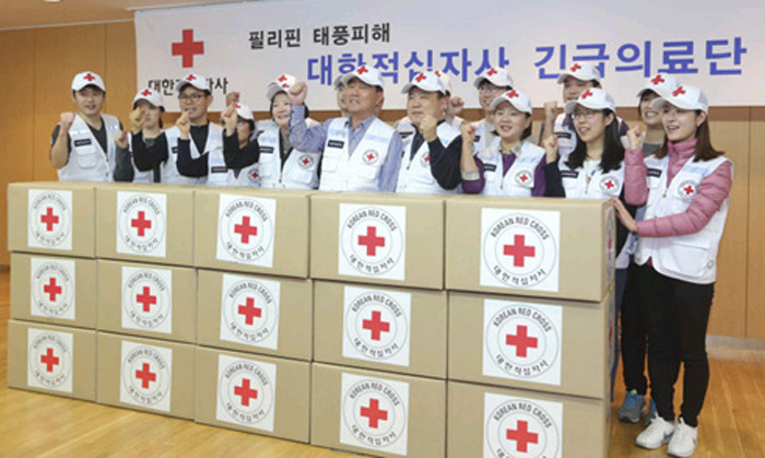 한국 적십자회 의사 필리핀서 구원활동 전개