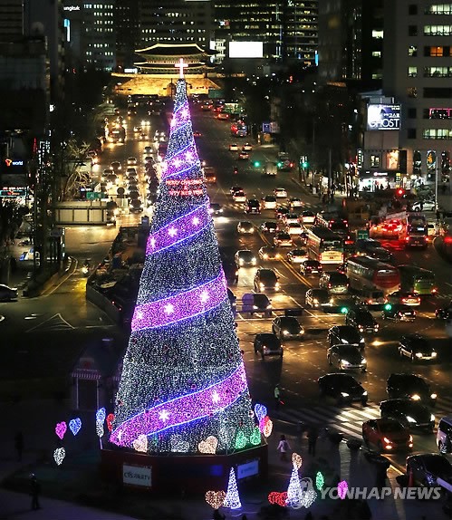 18m 초대형 크리스마스나무 서울광장서 번쩍번쩍