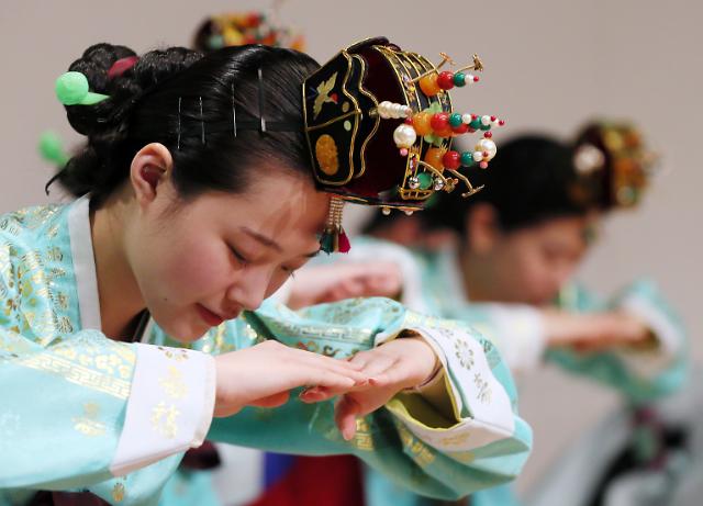 2013년 한국 고중학교 성인례 거행