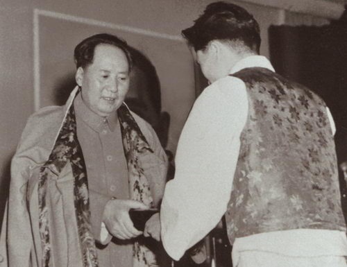 1950年 10月 3日, 延边歌舞团团长给毛主席增送砚台