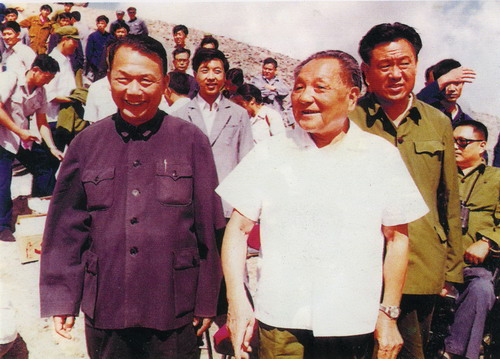 1983年8月，邓小平同志视察延边时，在赵南起同志的陪同下登长白山
