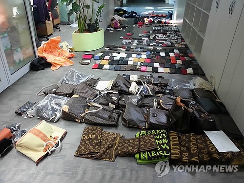 한국경찰 서울 동대문시장에서 7만여건 가짜브랜드 압수