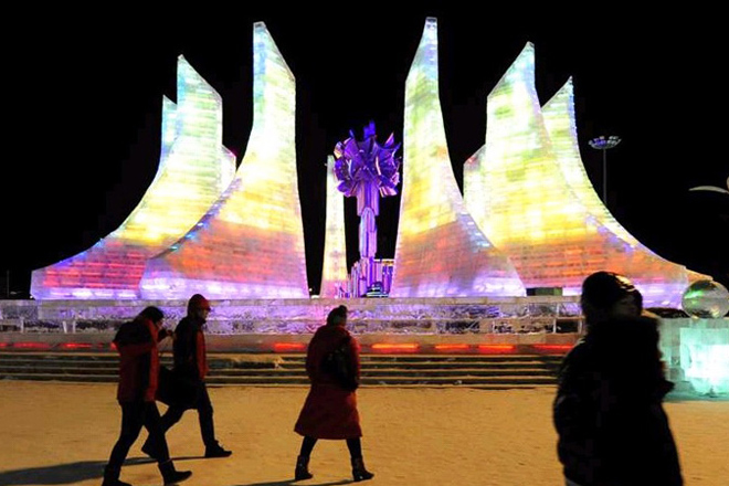 연길장백산국제빙설관광축제 개막吉林延吉长白山国际冰雪节8日晚间启幕，具有浓郁朝鲜族风情的冰灯雪雕吸引了各方游客参观。