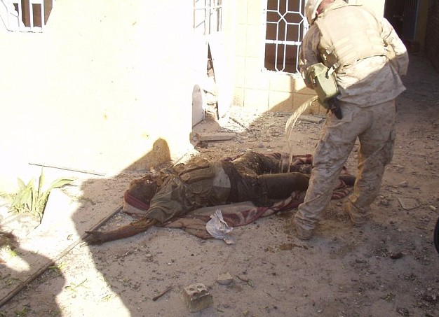 미 해병대 시신모독 사진 공개, 이라크반군의 시신에 휘발유 쏟고 불태워