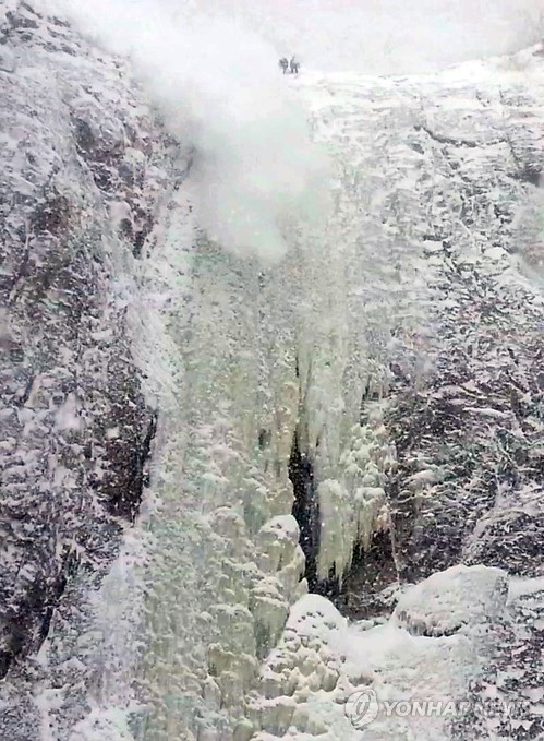 한국 설악산 굉장한 “빙설폭포” 장관 나타나