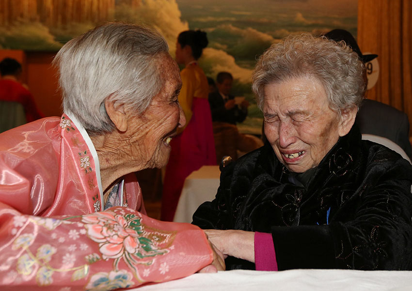조한리산가족상봉활동 거행, 한국 87세의 리영실(오른쪽)과 조선의 친동생 리정실.