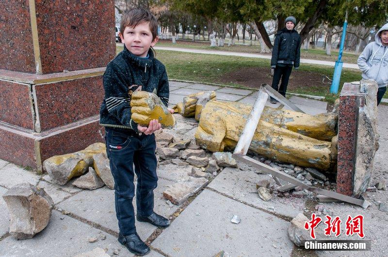 우크라이나 수십개 레닌조각상 철거