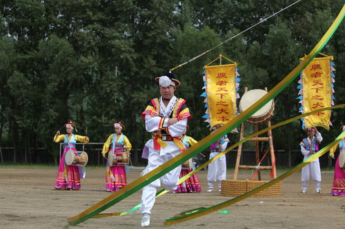 表演时，舞者以颈项的力量频频摇动头部，甩象帽动作花样翻新，含“平甩象”、“左右甩象”及“主甩象”和“抖露珠象”等，能够边甩边跳跃，表演出“甩象跨步”和”俯身甩象”等高难动作，带动帽子上的飘带形成线条流畅的一幅幅动态圆环，带给欣赏者一种赏心悦目的审美感觉。