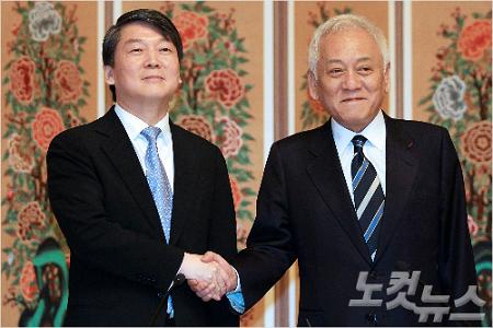 한국 민주당 '신당' 창건, 김한길(오른쪽)과 안철수(왼쪽) 련합대표 담당