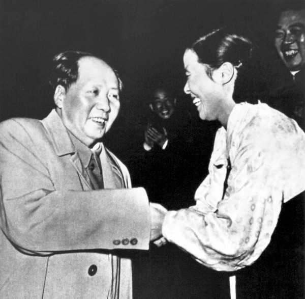 1959年，毛主席亲自接见了全国农业劳动模范李明淑，并亲切握手。