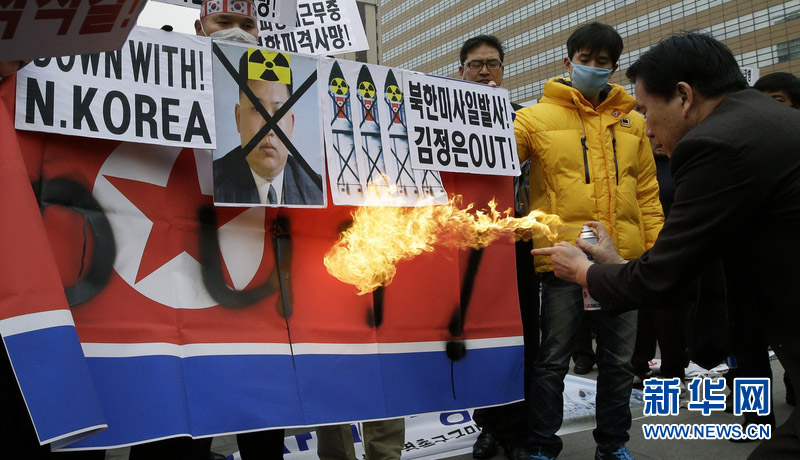 한국 민중 김정은 초상화 불태워, 조선 미사일 발사에 항의
