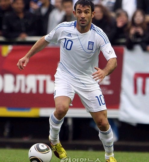 그리스 요르고스 카라구니스 



요르고스 카라구니스(37·풀럼)는 그리스 축구의 '살아있는 전설'이다.2004 포르투갈 유럽선수권대회(유로) 우승과 2012 폴란드-우크라이나 유로 8강 진출 등 그리스 축구사에서 가장 영광스러운 대목을 그의 발끝으로 썼다.